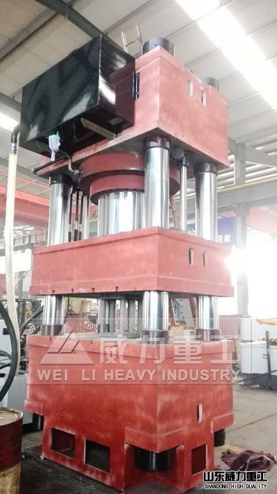 1300噸四柱液壓機車間加工完成(為噴漆)