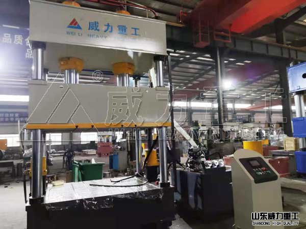 315噸樹(shù)脂線性排水溝成型油壓機(jī)